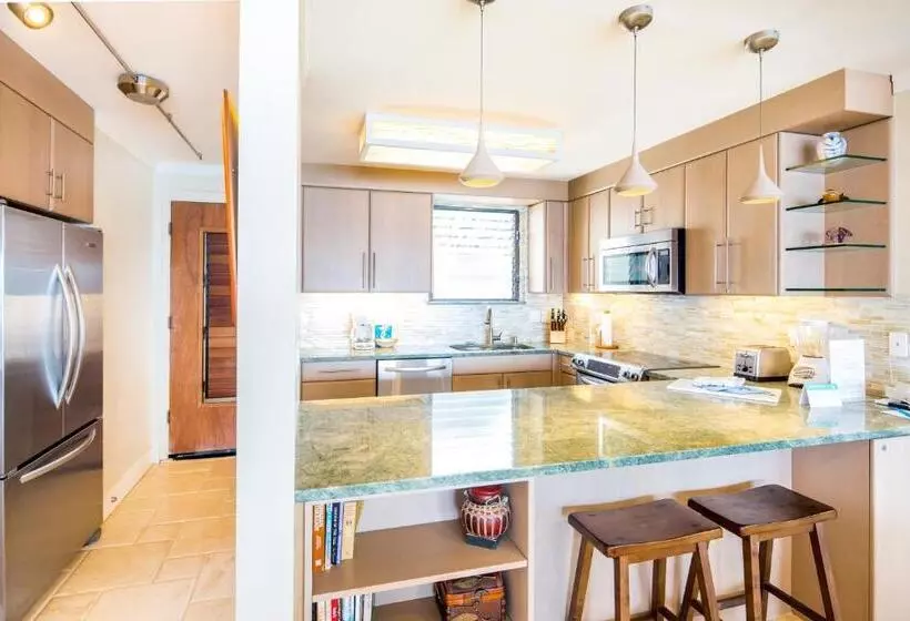 Отель Castle Po Ipū Shores