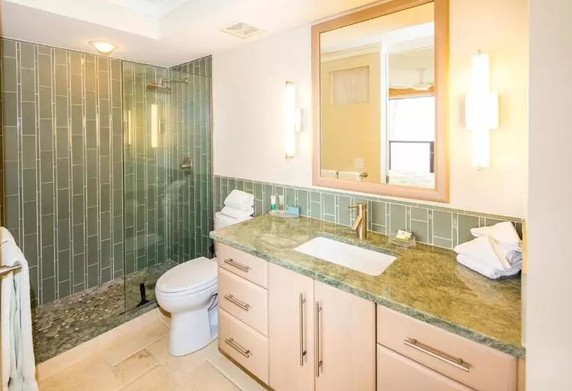 Отель Castle Po Ipū Shores