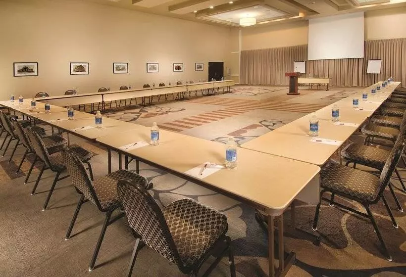 Drury Plaza Hotel Broadview Wichita