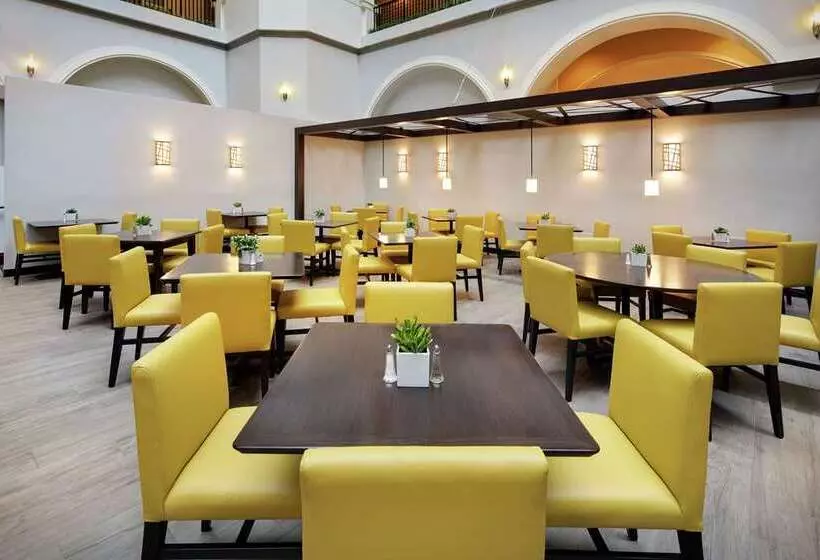 هتل Embassy Suites By Hilton Dallas Park Central Area