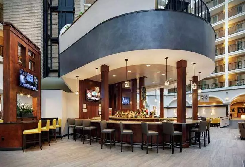 هتل Embassy Suites By Hilton Dallas Park Central Area