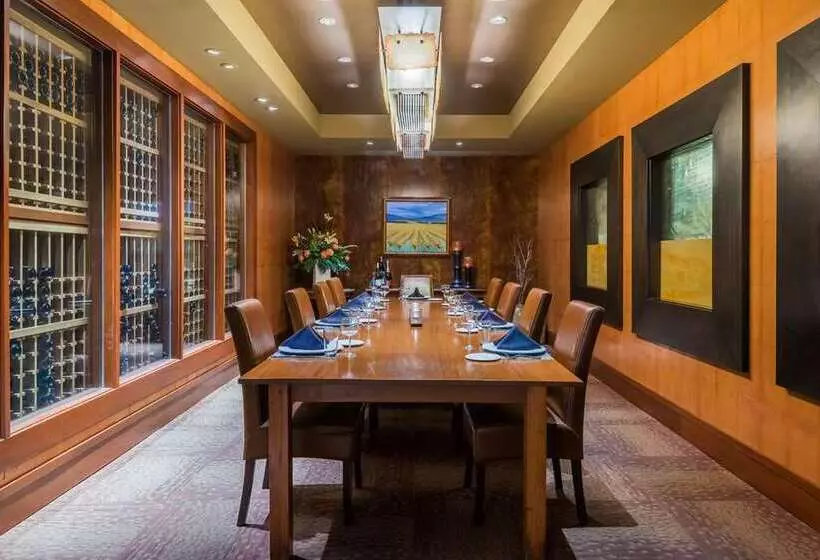 هتل Hilton Alexandria Mark Center