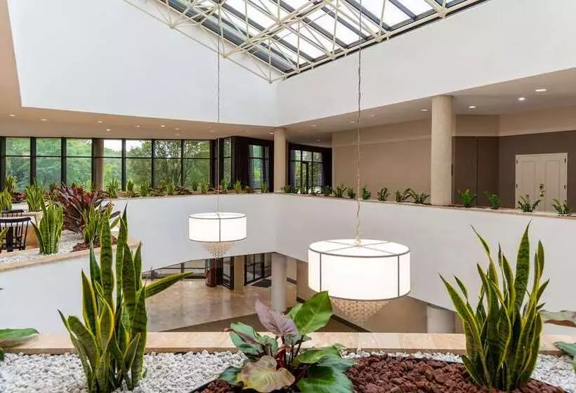 هتل Hilton Alexandria Mark Center