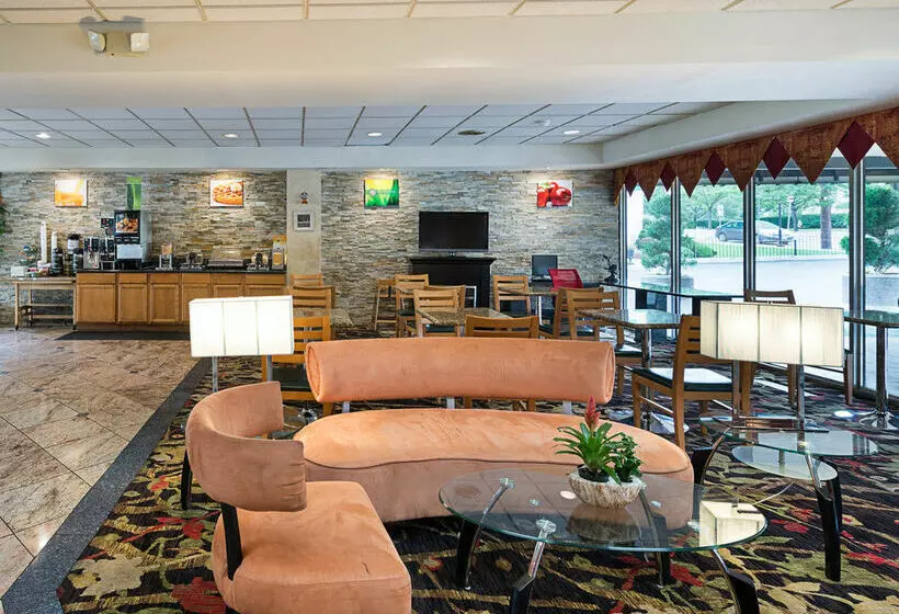 בית מלון כפרי Quality Inn & Suites College Park