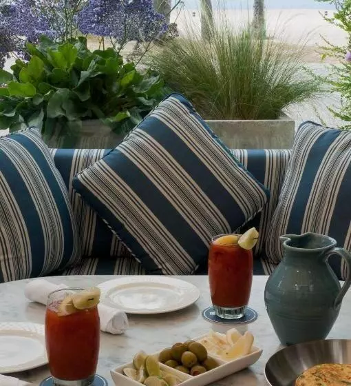 Отель Shutters On The Beach