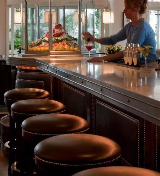 Отель Shutters On The Beach