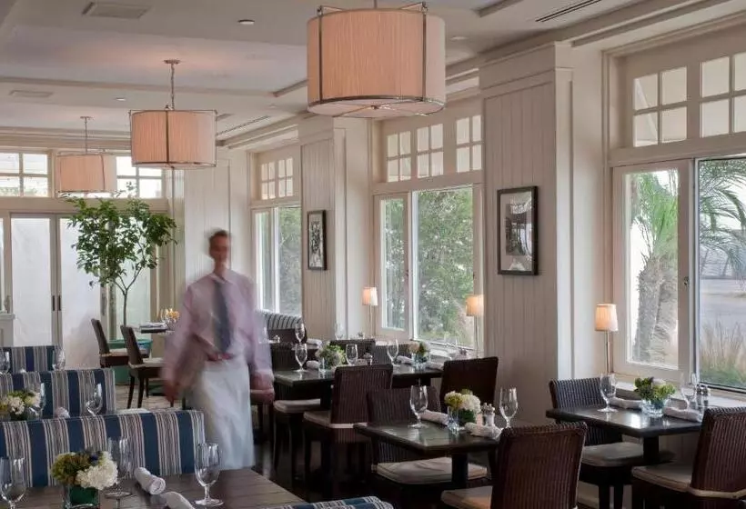 Отель Shutters On The Beach