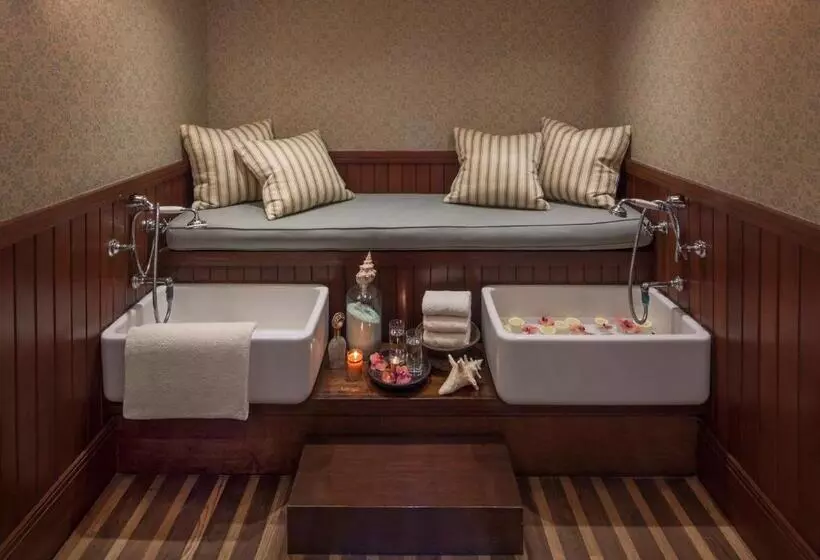 Отель Shutters On The Beach