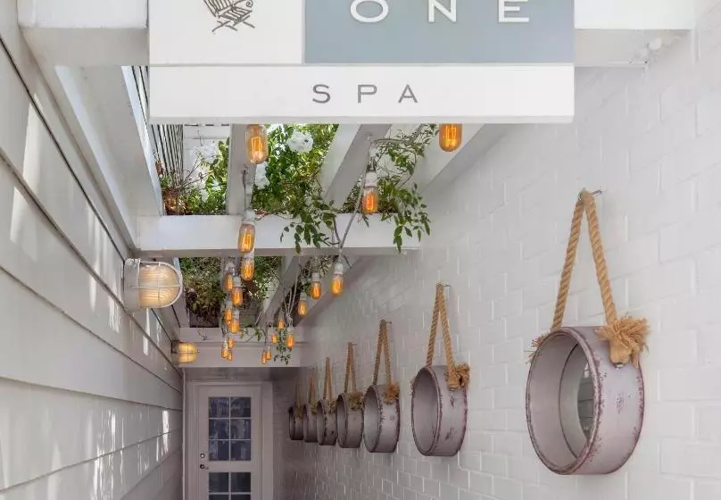 Отель Shutters On The Beach