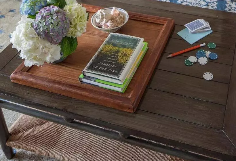 Отель Shutters On The Beach