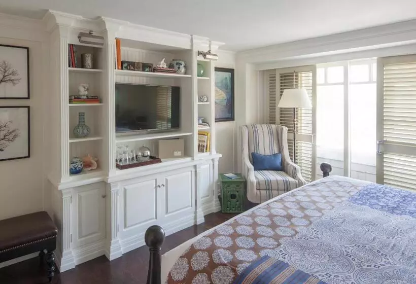 Отель Shutters On The Beach