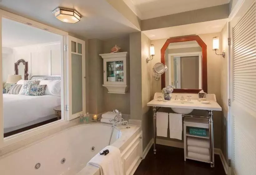 Отель Shutters On The Beach