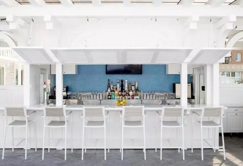 Отель Shutters On The Beach