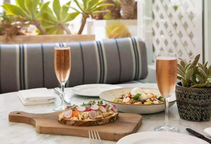 Отель Shutters On The Beach