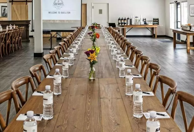 Отель Sideways Inn