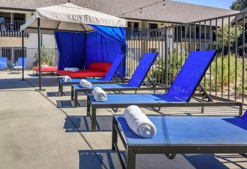 Отель Sideways Inn