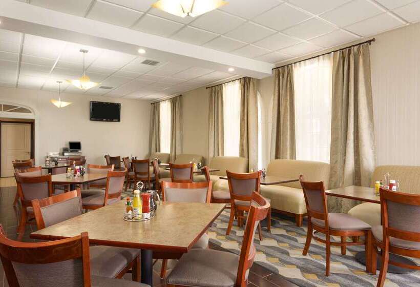 هتل Wyndham Garden Grand Rapids Airport