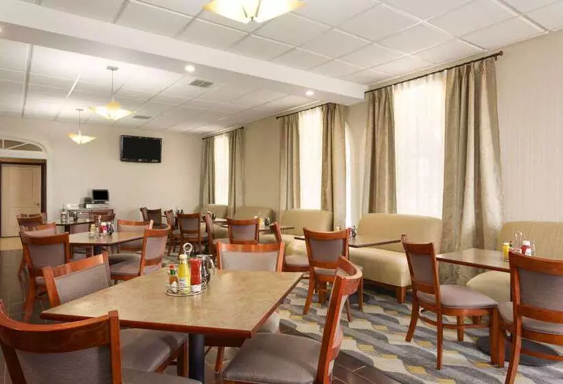 בית מלון כפרי Wyndham Garden Grand Rapids Airport