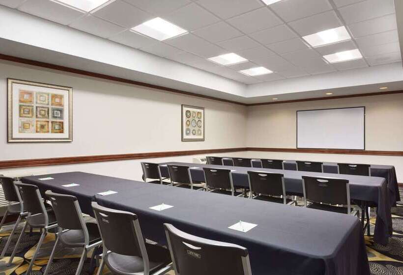 هتل Wyndham Garden Grand Rapids Airport