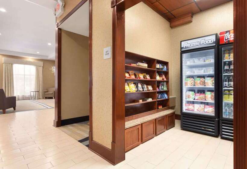 هتل Wyndham Garden Grand Rapids Airport