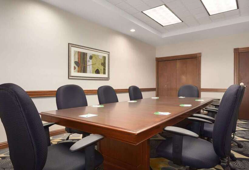 هتل Wyndham Garden Grand Rapids Airport