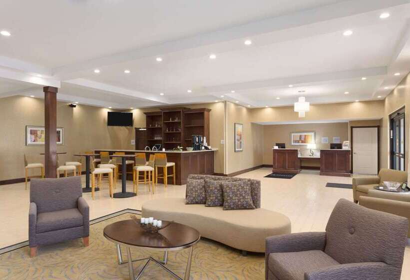 هتل Wyndham Garden Grand Rapids Airport