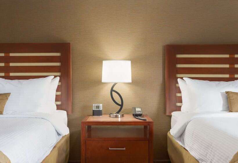 هتل Wyndham Garden Grand Rapids Airport