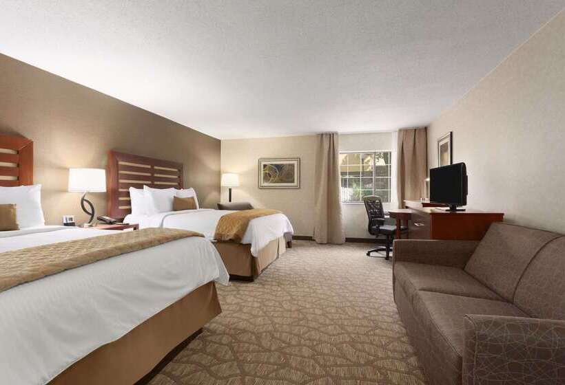 هتل Wyndham Garden Grand Rapids Airport