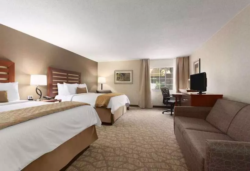 בית מלון כפרי Wyndham Garden Grand Rapids Airport