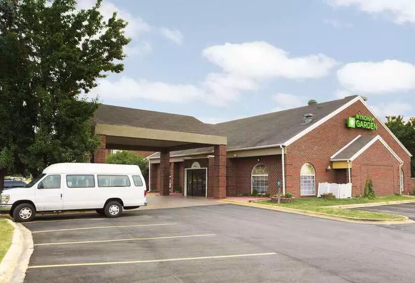 בית מלון כפרי Wyndham Garden Grand Rapids Airport