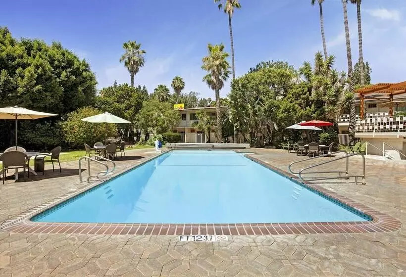 Motel Super 8 By Wyndham Long Beach