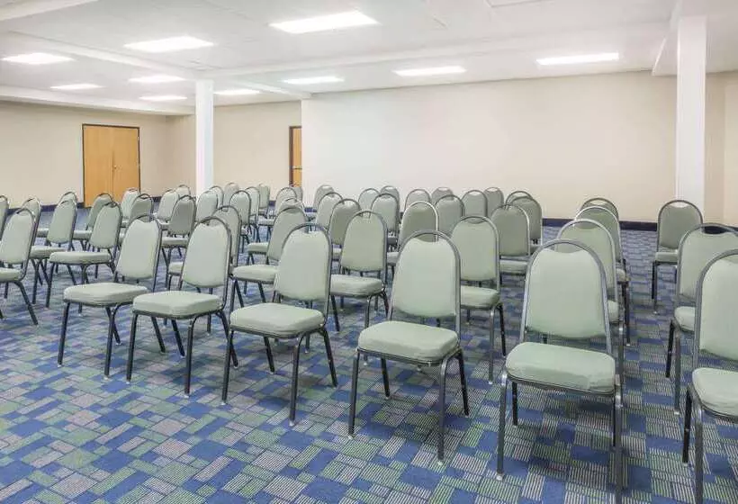 בית מלון כפרי Days Inn & Suites By Wyndham Bridgeport  Clarksburg