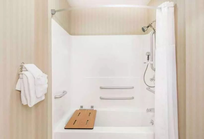 בית מלון כפרי Days Inn & Suites By Wyndham Bridgeport  Clarksburg