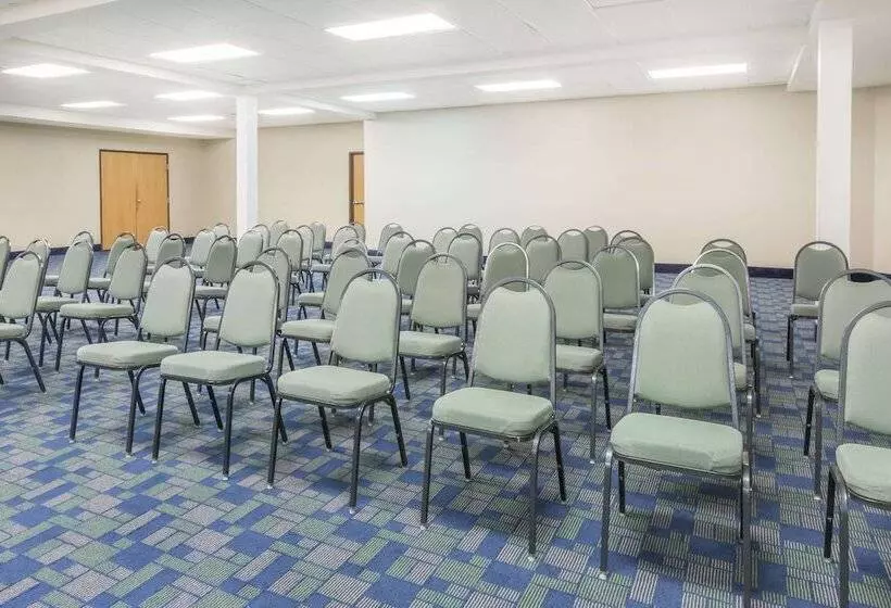 בית מלון כפרי Days Inn & Suites By Wyndham Bridgeport  Clarksburg