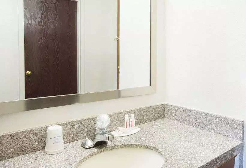 בית מלון כפרי Days Inn & Suites By Wyndham Bridgeport  Clarksburg