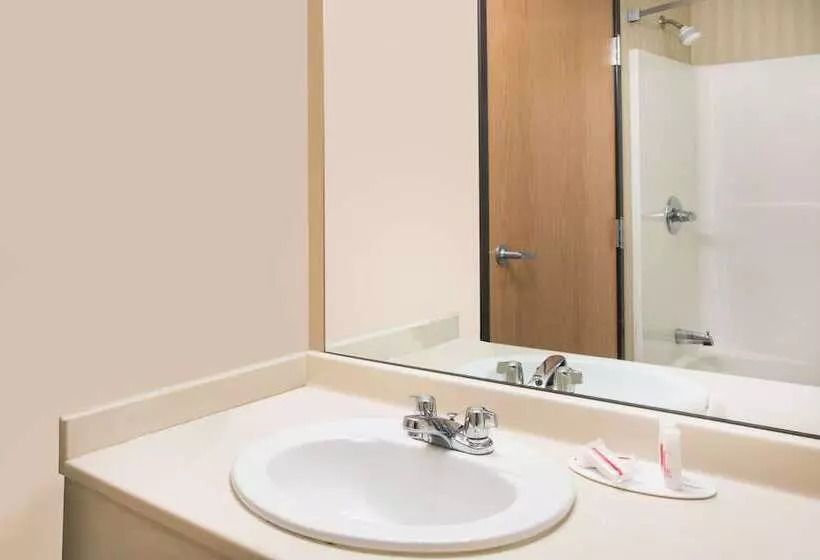 בית מלון כפרי Days Inn & Suites By Wyndham Bridgeport  Clarksburg