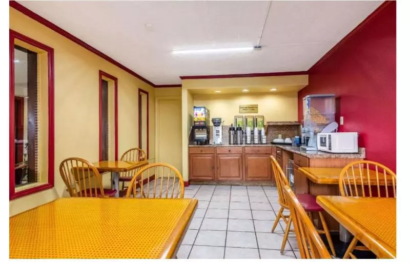 בית מלון כפרי Econo Lodge Charlotte Airport