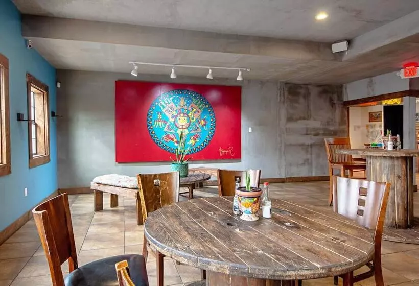 호텔 Economy Inn & Suites