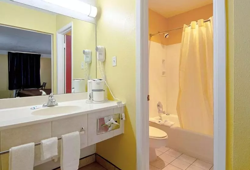 호텔 Economy Inn & Suites