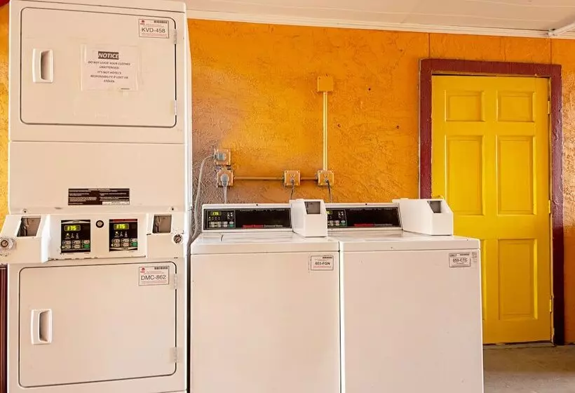 호텔 Economy Inn & Suites