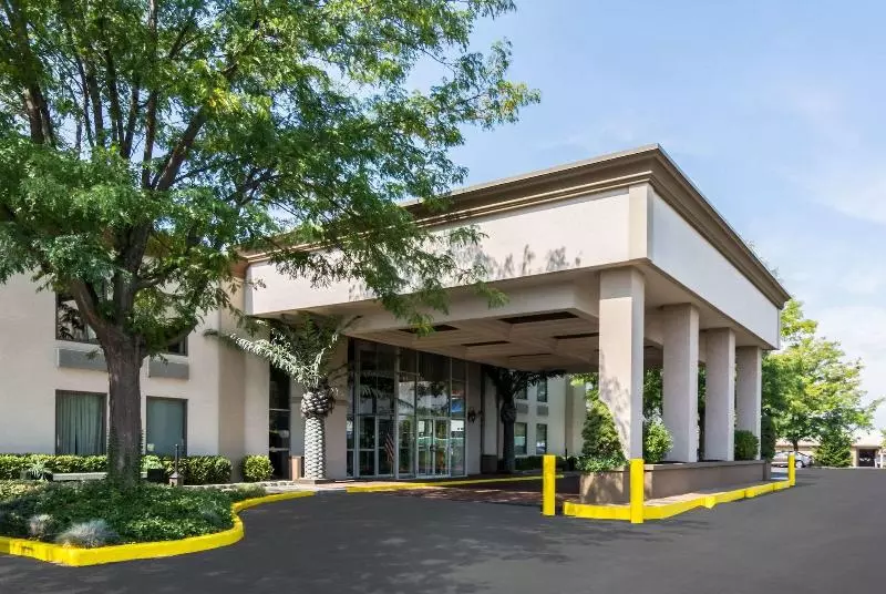 فندق Plaza Inn & Suites