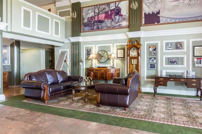 فندق Plaza Inn & Suites