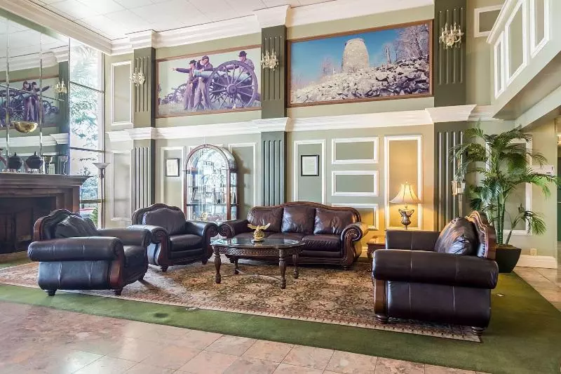 فندق Plaza Inn & Suites