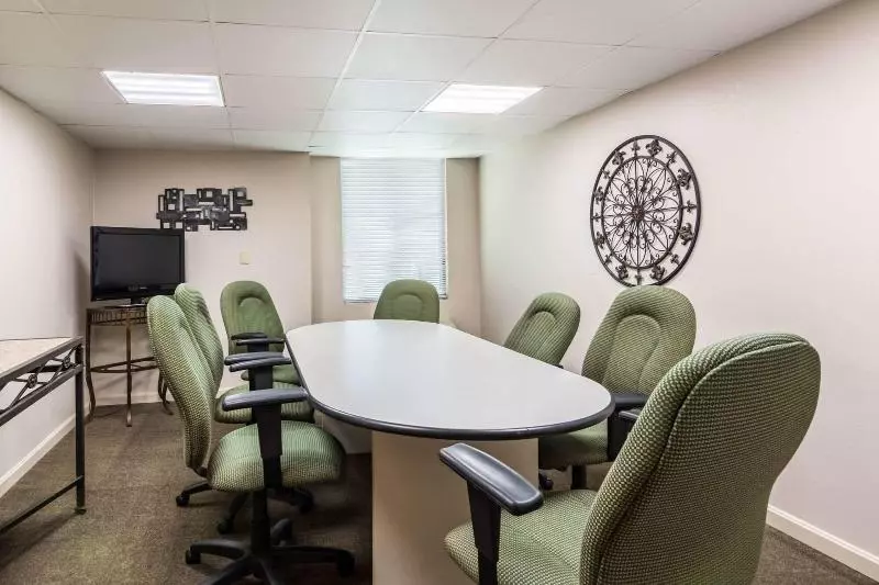 فندق Plaza Inn & Suites