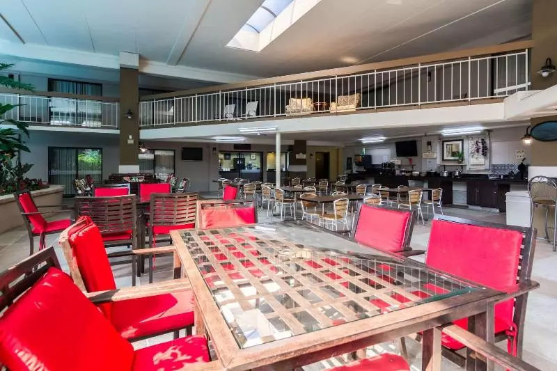 فندق Plaza Inn & Suites