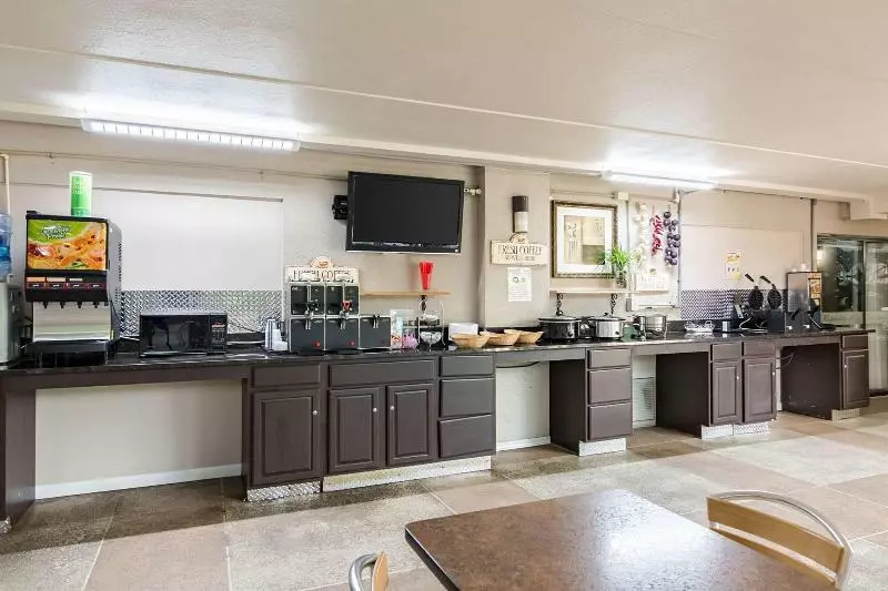 فندق Plaza Inn & Suites