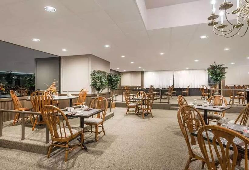 فندق Ramada By Wyndham Watertown Thousand