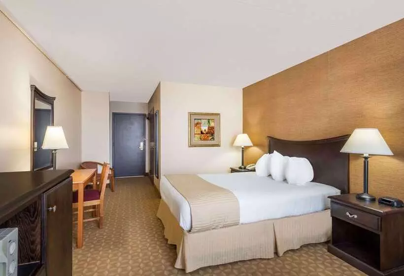 فندق Ramada By Wyndham Watertown Thousand