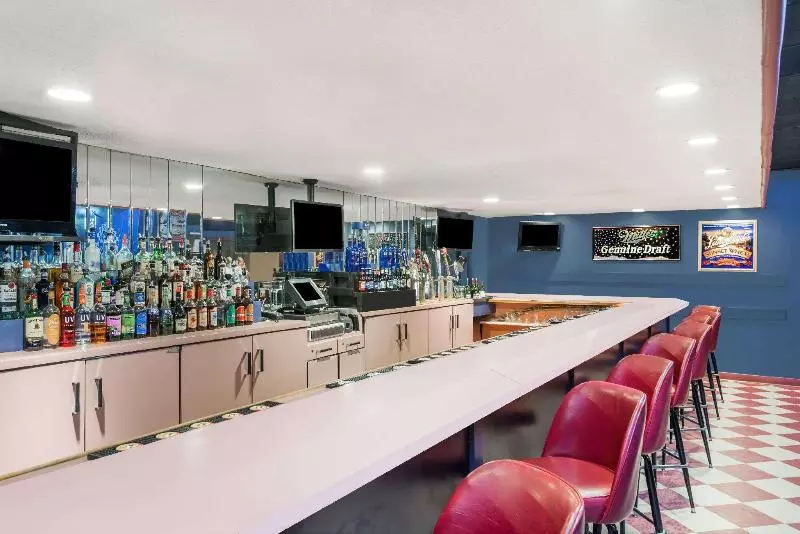 فندق Ramada By Wyndham Watertown Thousand