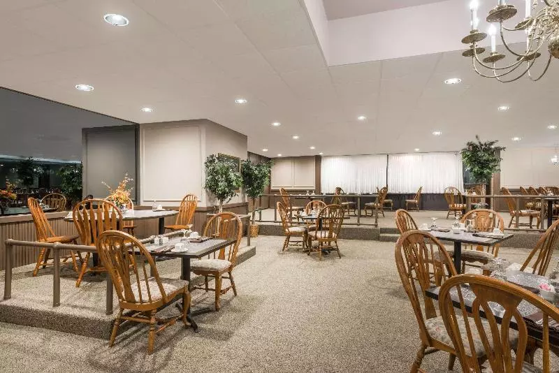 فندق Ramada By Wyndham Watertown Thousand